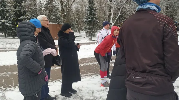 Учасники забігу, рідні та друзі Олександра
