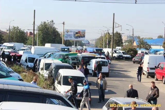 До луцького авторинку просять відремонтувати дорогу