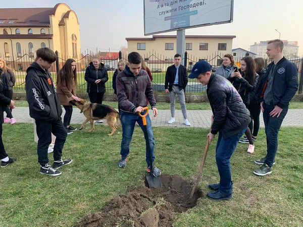 Луцький депутат Яручик із школярами та комунальниками озеленив мікрорайон ЛПЗ (фото)