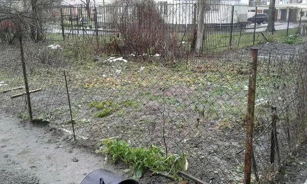 У Луцьку знесли  незаконні паркани на прибудинкових територіях (фото)