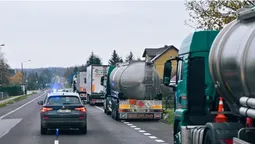 Польські прикордонники не пропускають бензовози та гуманітарну допомогу до України (фото)