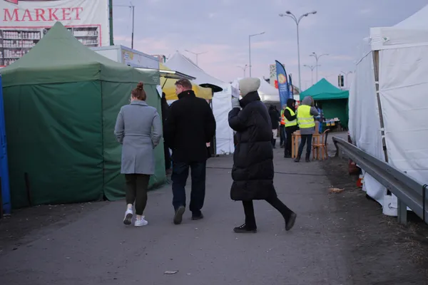 Теплий одяг, млинці і обійми: як поляки зустрічають біженців на волинському кордоні (фото)