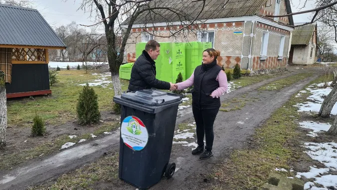 Серед жителів Підгайцівської громади розіграли призи – сміттєві баки (фото)