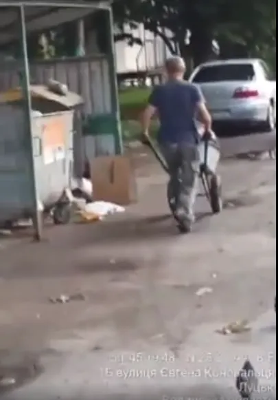 У Луцьку двірник комунального закладу підкидав сміття під чужі контейнери