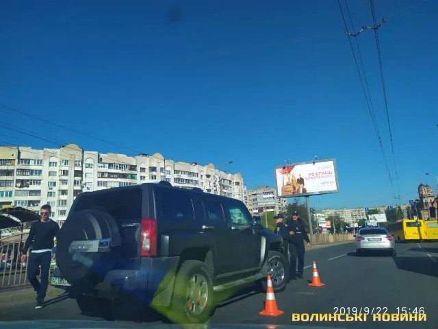 У Луцьку 19-річний водій «Хаммера» протаранив авто патрульних (фото)