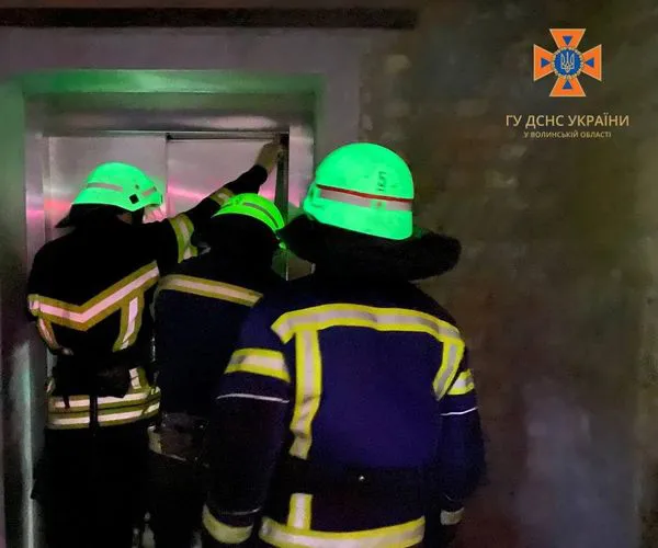 Волинські рятувальники витягли із заблокованого ліфта жінку з немовлям