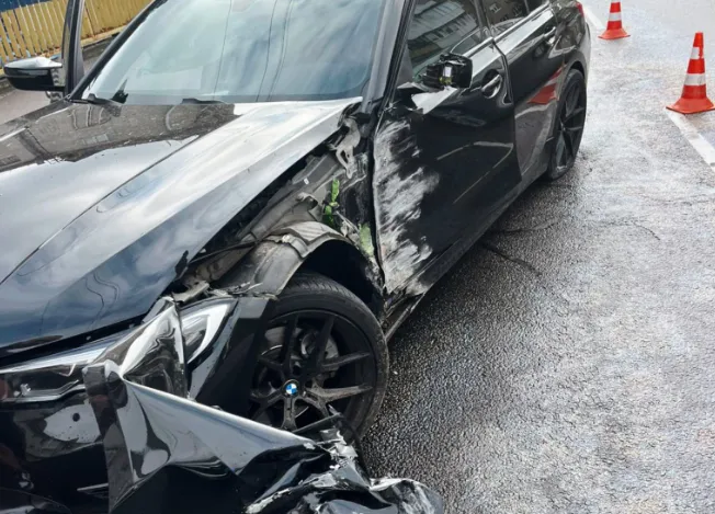 У Луцьку неуважний водій BMW влетів у стовп (фото)