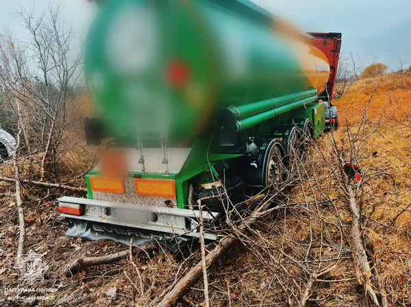 Під Ковелем п'яний далекобійник з небезпечним вантажем злетів у кювет (фото)