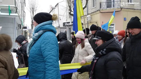 День Соборності у Луцьку: люди утворили ланцюг єдності (фото)