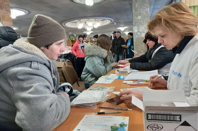 У Луцьку роздали 550 пакунків із теплим одягом від ЮНІСЕФ (відео)