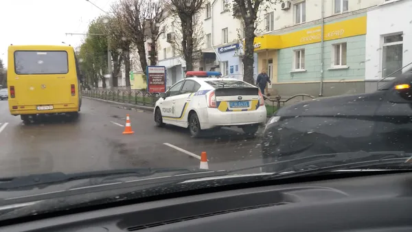 На проспекті Перемоги автопригода за участі маршрутки (фото)
