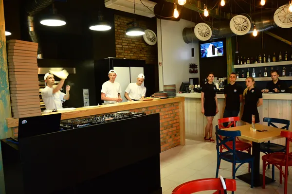В «DJ CAFE RING», ви на власні очі можете бачити, як готується ваша піца...