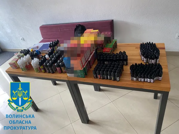 На Волині судять директора фірми, який продавав контрафактні «електронки» і рідини до них (фото)