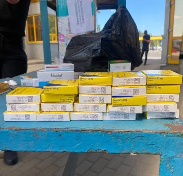«Tramadol» і психотропи: в «Ягодині» у водія вантажівки знайшли заборонені таблетки (фото)