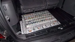 Помічник депутата польського сейму "попався" з бурштином і цигарками (фото)