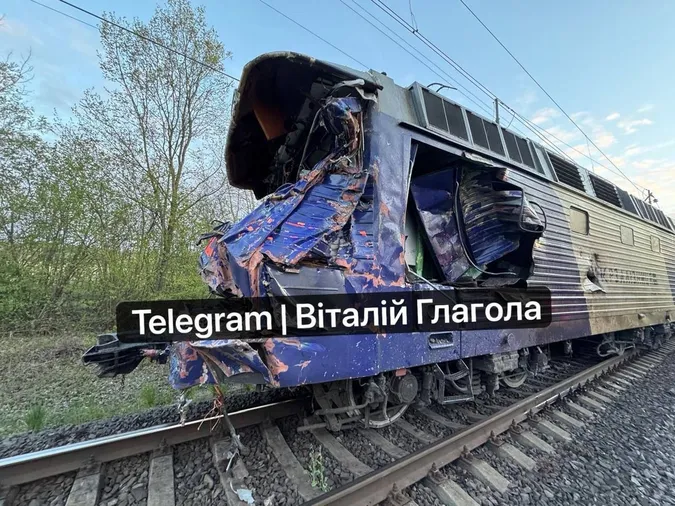 Трагедія на Львівщині: потяг Київ–Ужгород зійшов з рейок, загинули машиніст та водій автокрана(фото)