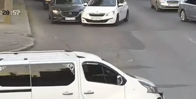 ДТП на повороті: у Луцьку водійка «пежо» не розібралася зі смугами (відео)