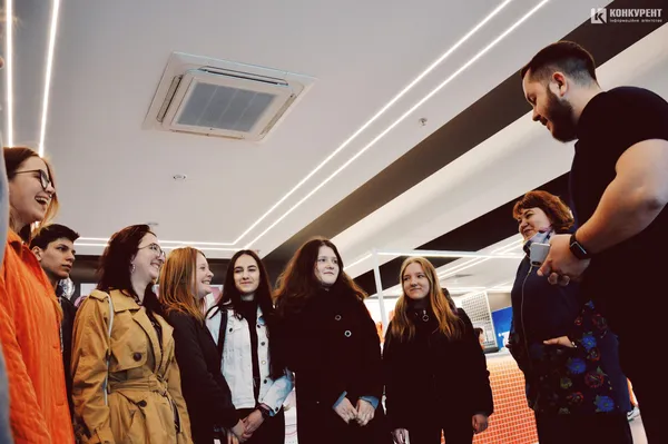 Незвичайні офіціанти, попкорн та магія кіно: «Промінь» показав закулісся розважального центру (фото)