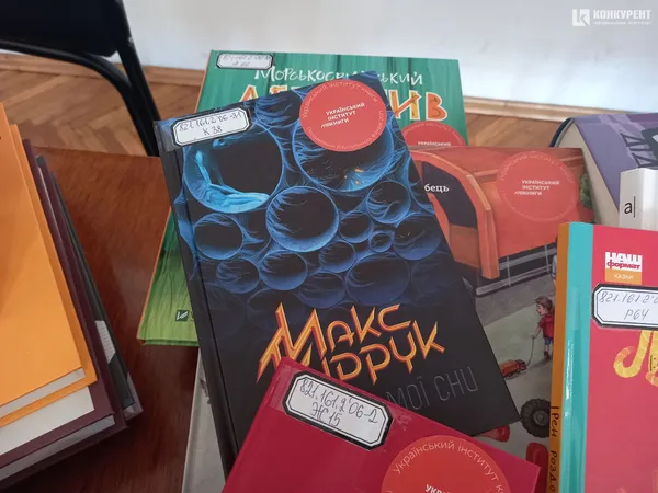 У обласну юнацьку бібліотеку у Луцьку завезли нові книжки: що тут є (фото)