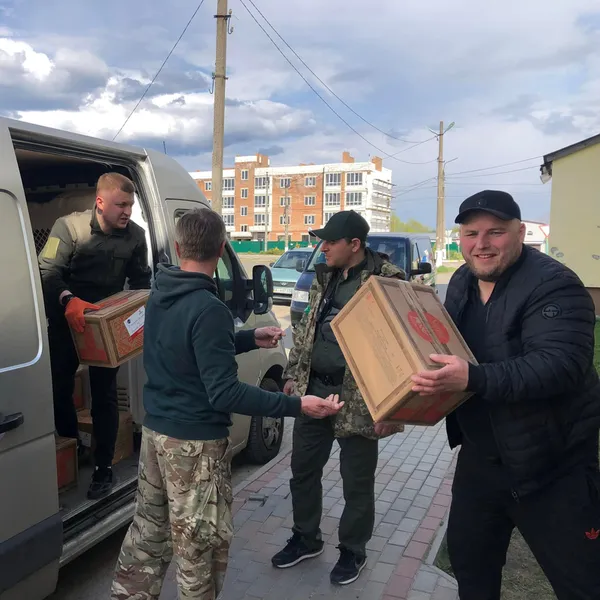 Сльози, піар та «розгрузки»: розповідь луцьких волонтерів (фото)