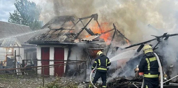 На подвір'ї у волинянина спалахнула господарська споруда (фото)
