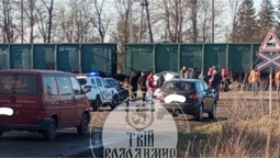 На Волині вантажний потяг зніс легковика на переїзді (фото)