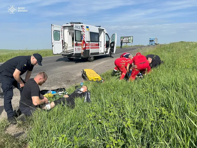 Волинські сапери по дорозі на Схід допомогли потерпілим у ДТП на Рівненщині (фото)