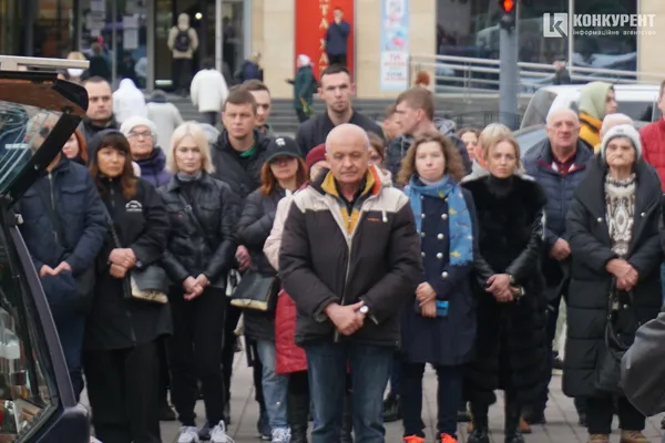 Він хотів би, щоб ми посміхались: Луцьк попрощався із Героєм Андрієм Романовим (фото)