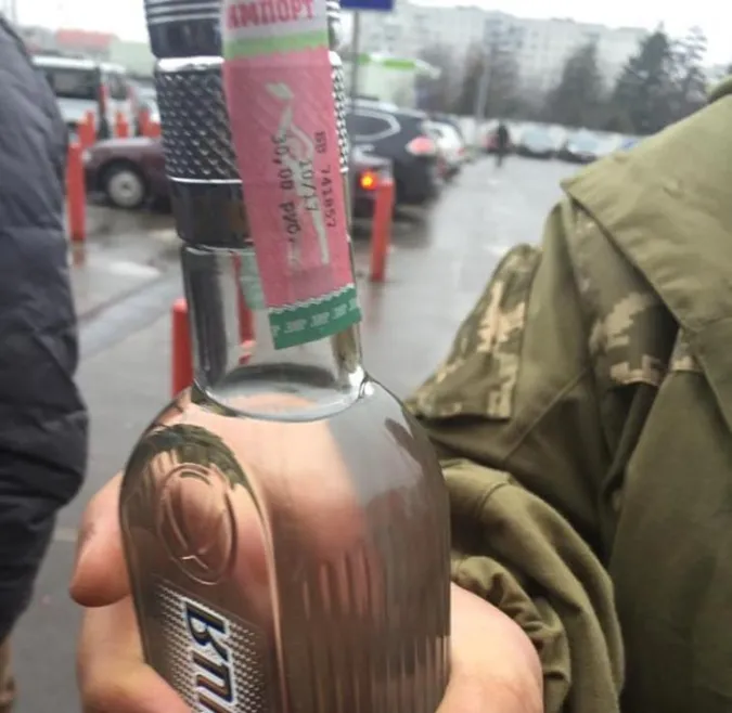 У Львові продають горілку «Хортиця» з акцизними марками «ДНР» та «ЛНР» (фото)