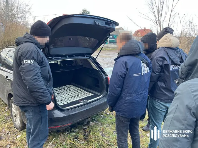 Хотів 5 тисяч доларів: у Луцьку на хабарі зловили правоохоронця (фото, відео)