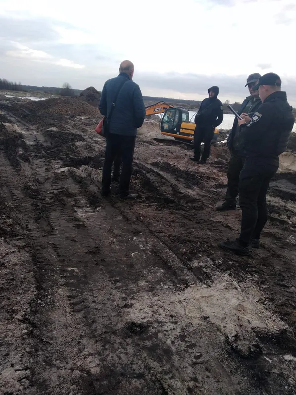 Відкрили кримінал: на Волині невідомі екскаваторами копали пісок (фото)