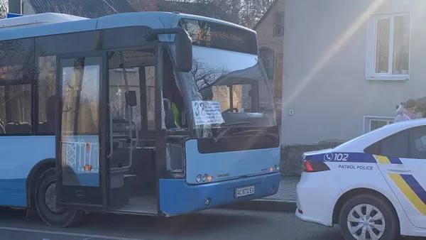 Розбиті вікно та двері: у Луцьку не розминулися тролейбус і маршрутка (фото, відео)