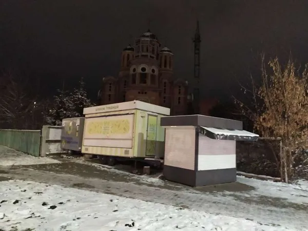 Торгові кіоски на території храму. 22 листопада 2023 року