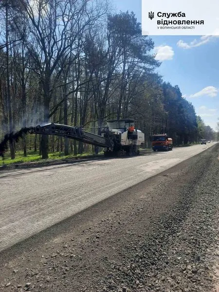 Рух – у реверсному режимі: між Дачним і Ківерцями ремонтують дорогу (фото)
