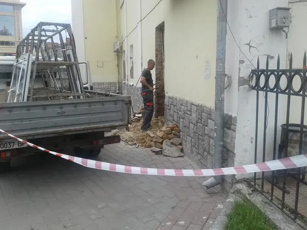 Чому виламували стіну в історичній пам'ятці у центрі Луцька (фото)