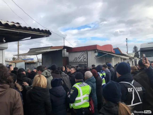 Билися та обливали водою: черговий скандал на на Старому ринку (фото, відео)