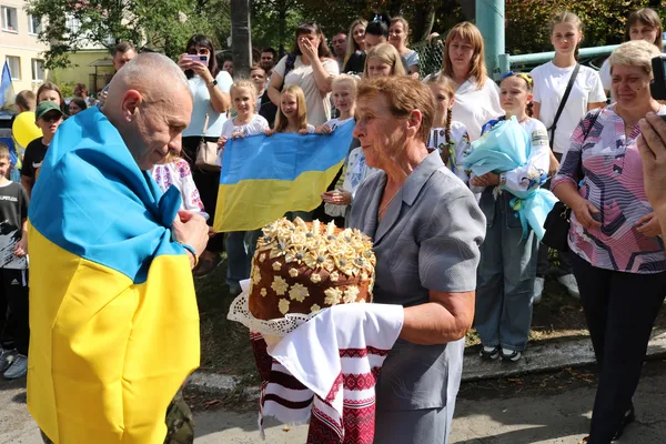 «Вареники наліплені, борщ зваримо»: на Волині зустріли звільненого з полону бійця (фото)