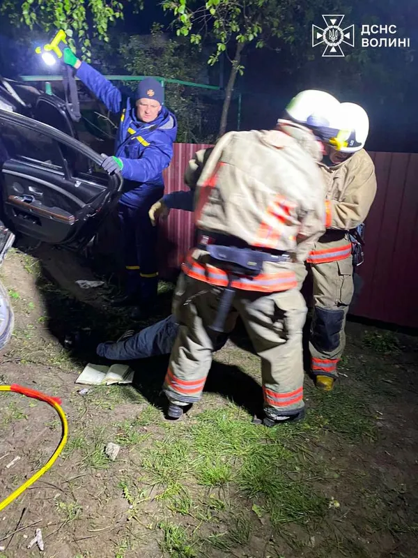 На Горохівщині BMW врізався в дерево – водій та пасажир загинули (фото, оновлено)