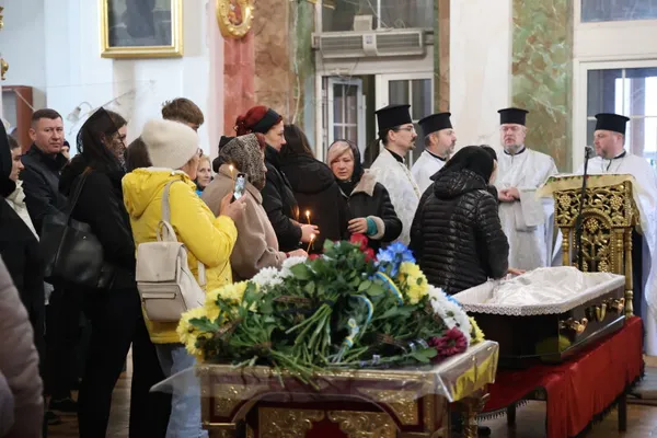 У Луцьку провели в останню дорогу полеглого нацгвардійця Анатолія Кравчука (фото)