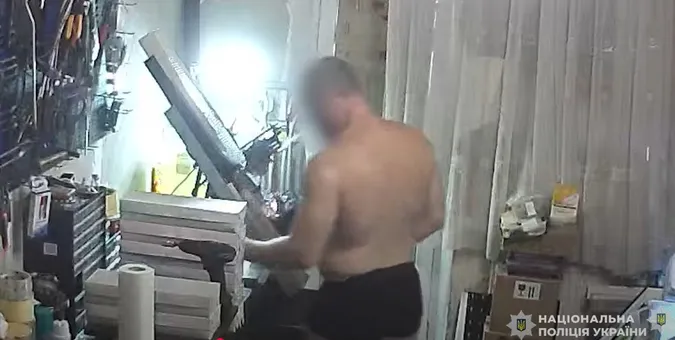 Продавали спортсменам по всій Україні: «ділки» в трусах на квартирі виготовляли препарати для «сушки» та росту м'язів (відео)