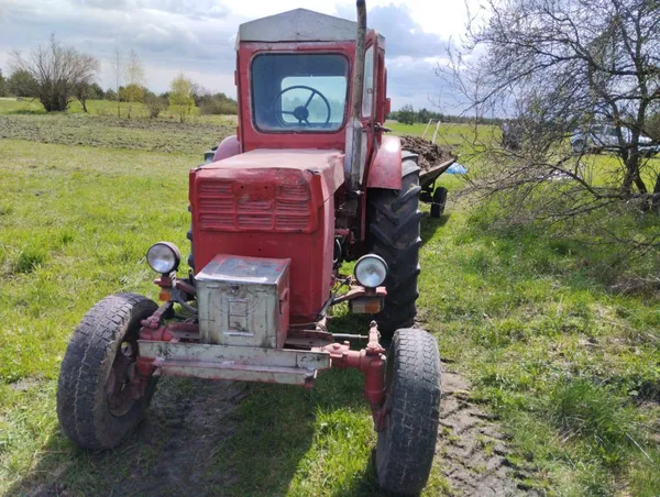 Впав з підводи під колесо: на Волині під час польових робіт загинув селянин (фото)