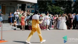 У Луцьку хлопець прийшов на випускний в костюмі пива: чому він це зробив (фото)