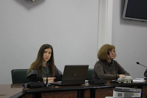 Зліва - Начальник відділу кадрової роботи та державної служби головного територіального управління юстиції у Волинській області Анна Ващук
