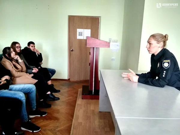 Рація, «броніки» та 100 запитань: луцькі школярі відвідали управління патрульної поліції (фото)