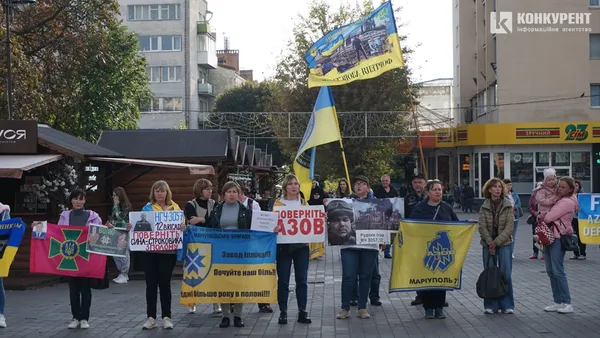 «Волю захисникам Маріуполя»: у Луцьку сім'ї полонених влаштували акцію (фото)