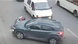 ДТП на повороті: у Луцьку водій Hyundai збив мотоцикліста (відео)