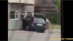 Двоє потерпілих: на Волині авто протаранило блокпост (відео)