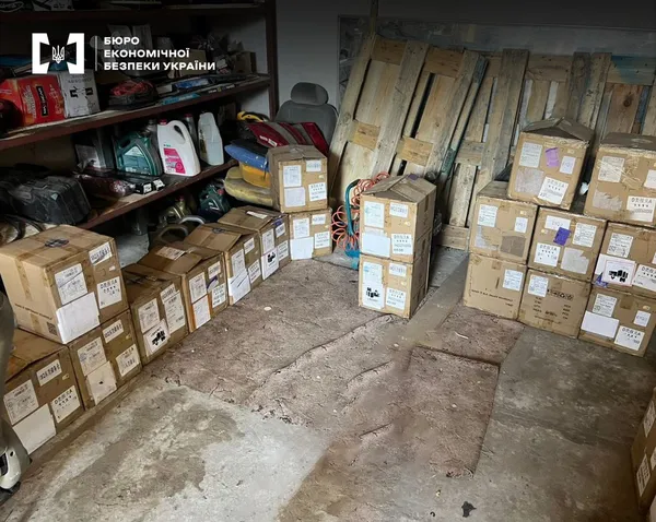 «Електронки» і «жижа»: на Волині в будинку, де живе митник, ховали контрабанду на 3 мільйони (фото)