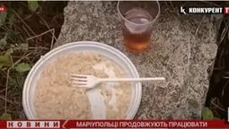 Працюють за тарілку каші: як рашисти експлуатують маріупольців (відео)