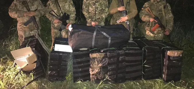 Човен і вісім тисяч пачок сигарет: на Волині завадили контрабанді (фото)